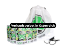 Weisser-Rucksack-mit-gruenem-JustBob-Logo-und-Beutel-fuer-CBD-blueten-verkaufsverbot-in-osterreich 