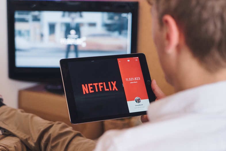 Ein Mann schaut sich eine Netflix-Serie an